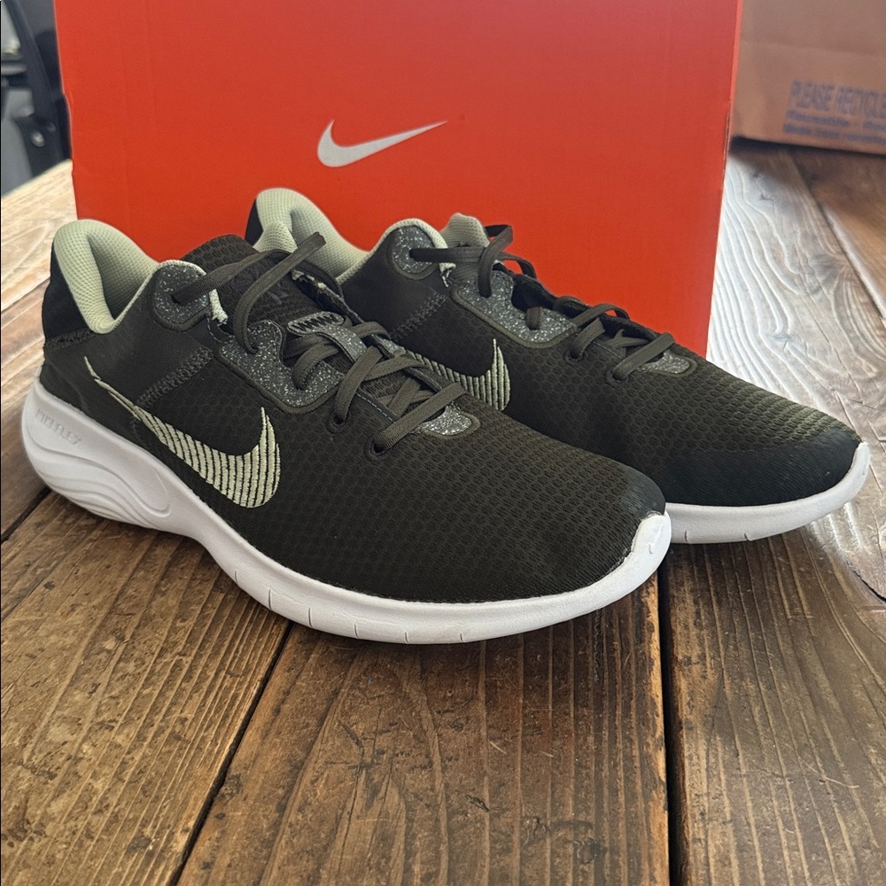 Nike Mens Flex Experience Run 11 Training Shoe sequoia/white 11.5 Gently-Used